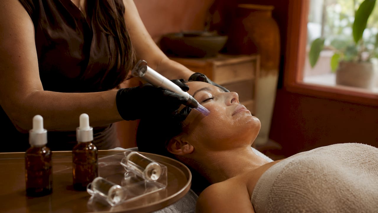 Primer plano de un tratamiento facial con microneedling en plena aplicación