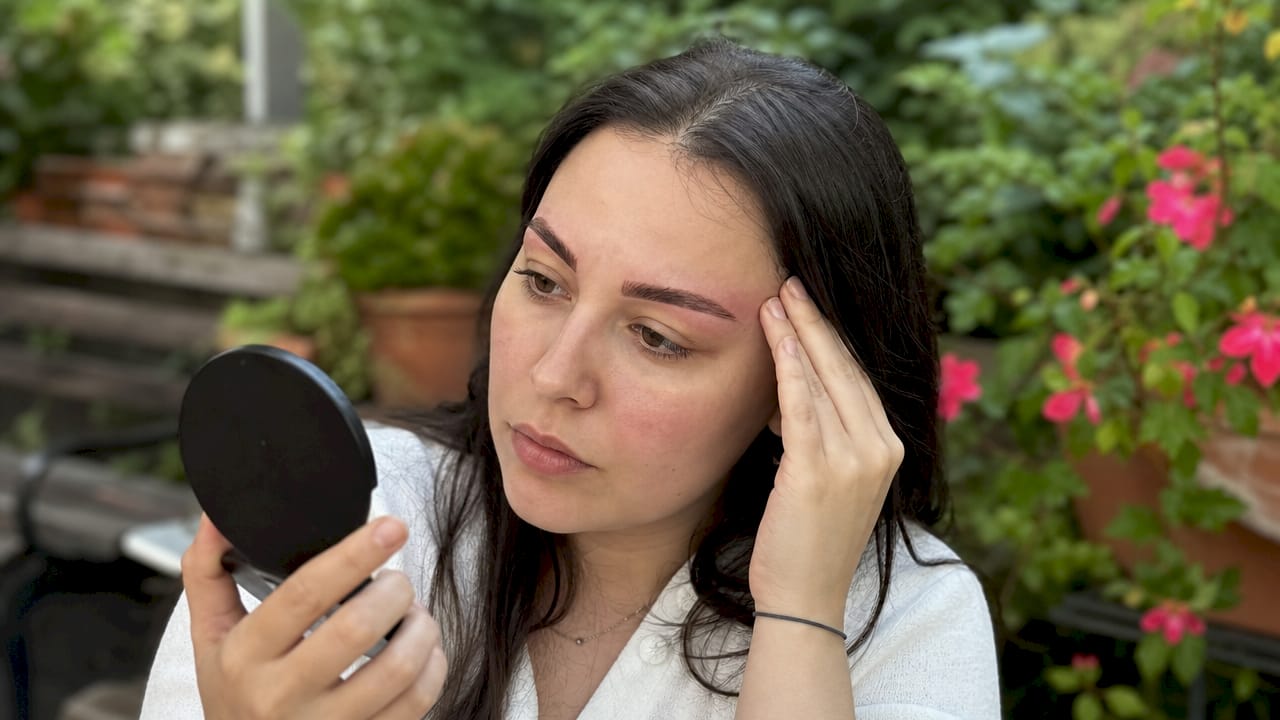 Detalle de las cejas mientras están sanando