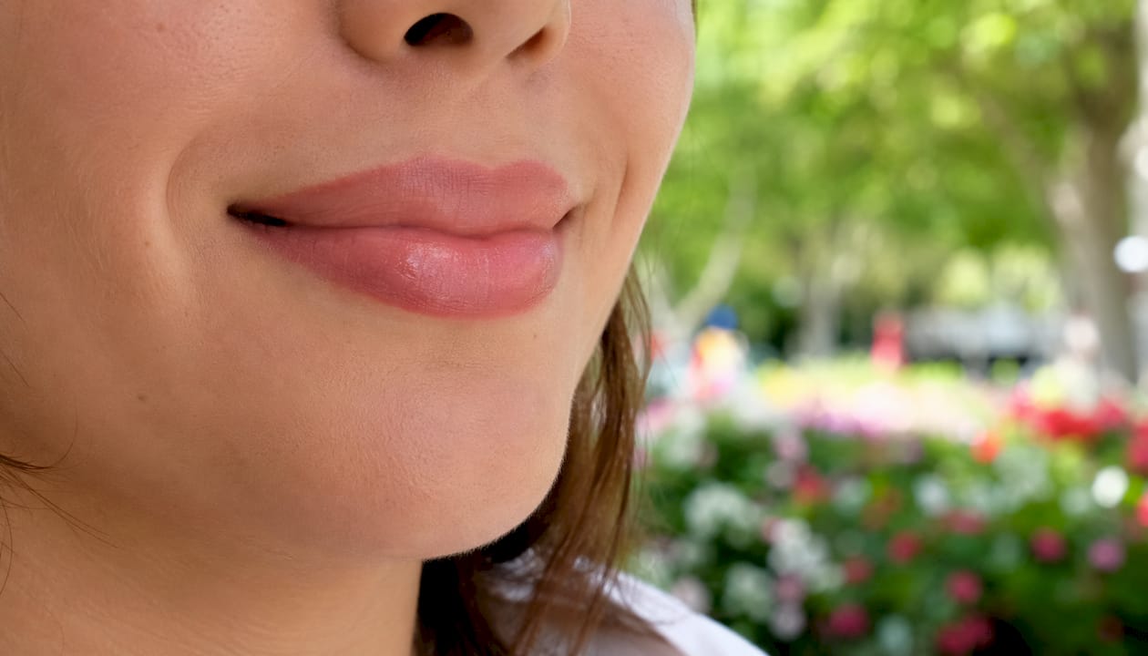 Labios femeninos con un efecto de sombreado suave y perfectamente definido, logrando un acabado natural y elegante.