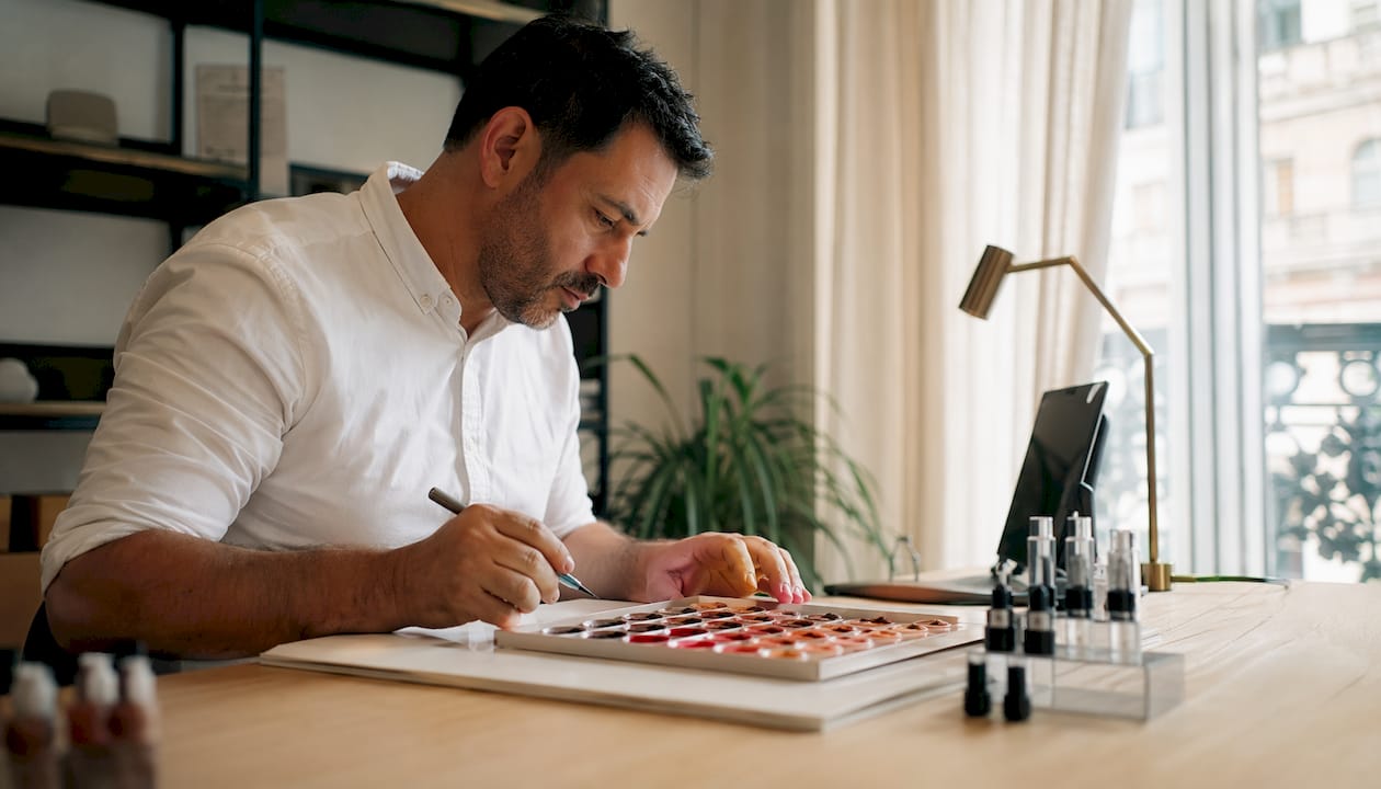 Especialista en micropigmentación evaluando la duración del pigmento