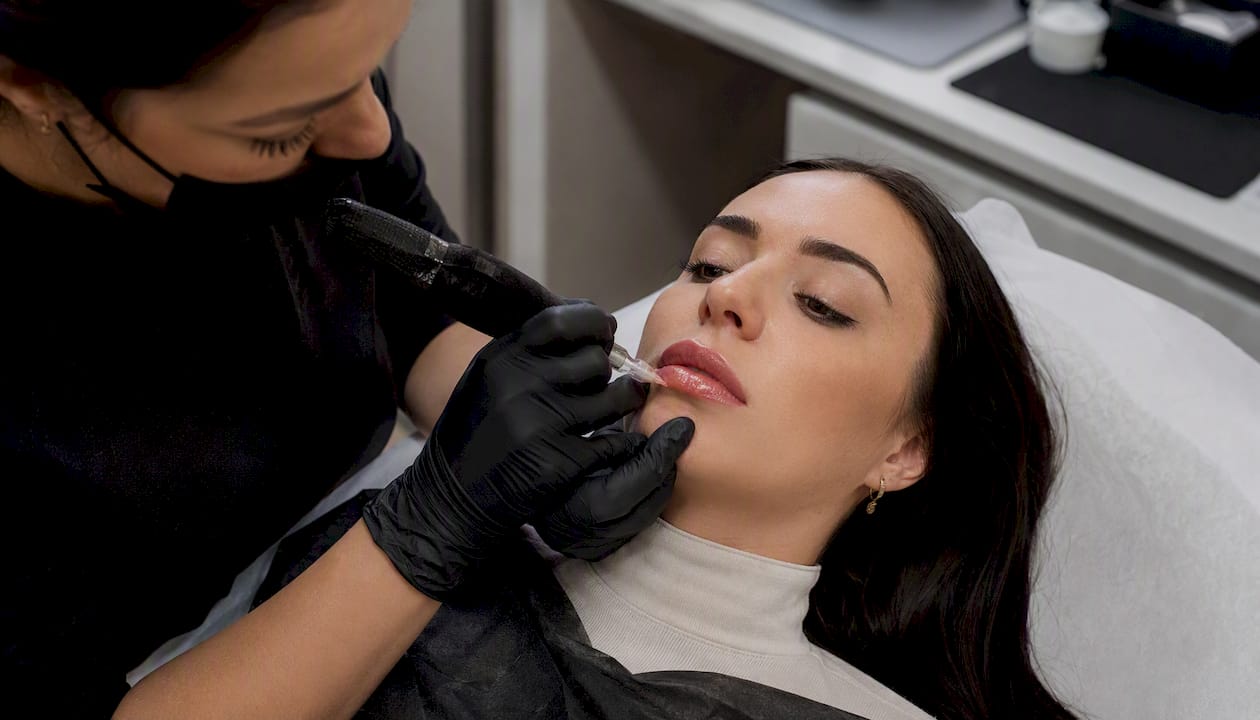 Especialista realizando micropigmentación en los labios
