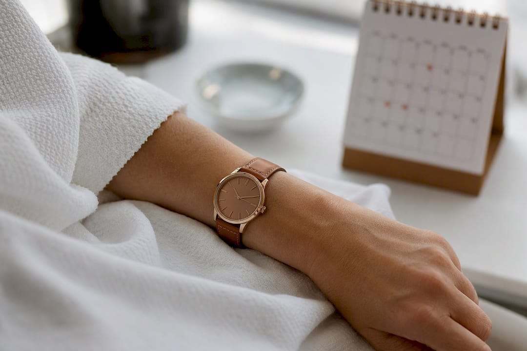 Reloj de pulsera del paciente y fondo desenfocado con el calendario