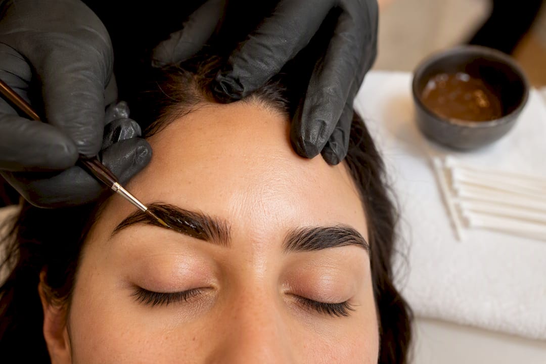Aplicación de tinte de henna en cejas, primer plano