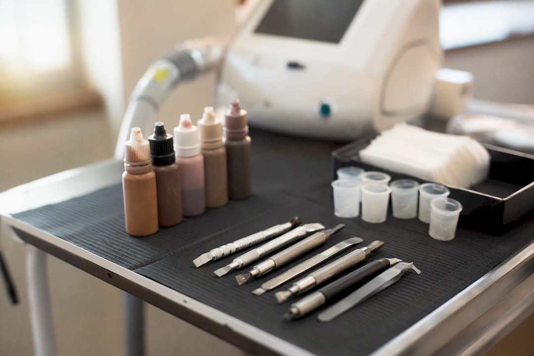 Herramientas para corrección de microblading sobre una superficie clínica