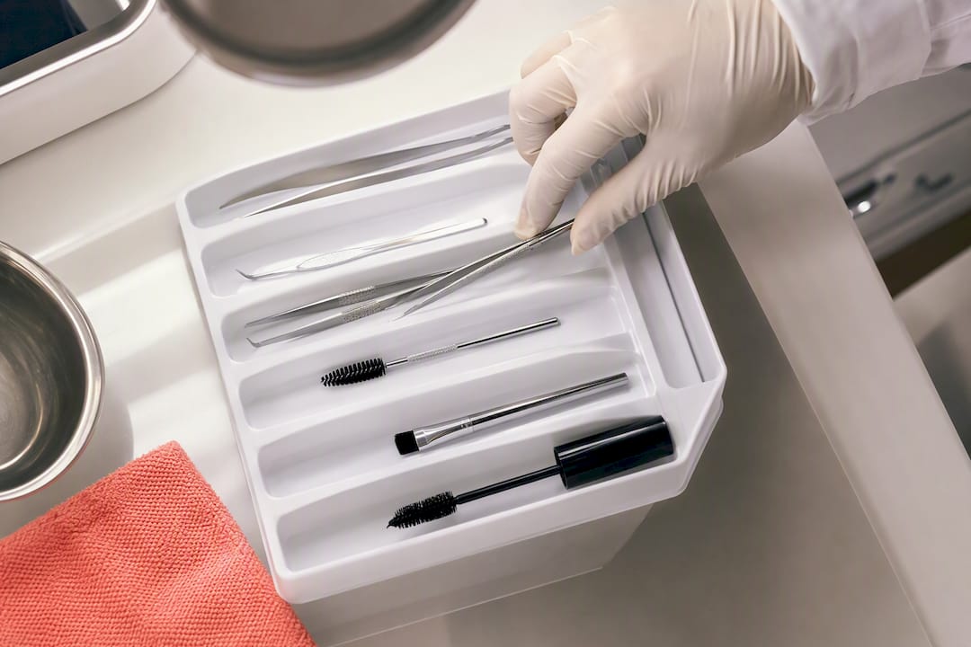 Herramientas de maquillaje organizadas por separado para evitar contaminación