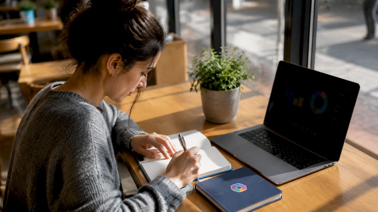 Vue plongeante sur des mains qui utilisent une tablette pour automatiser les tâches de travail