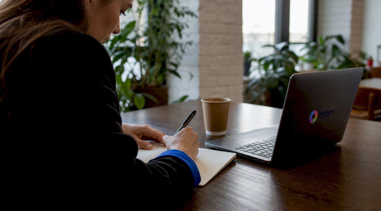 Les mains d’un juriste tapotent sur le clavier d’un ordinateur, dans un bureau moderne et lumineux.