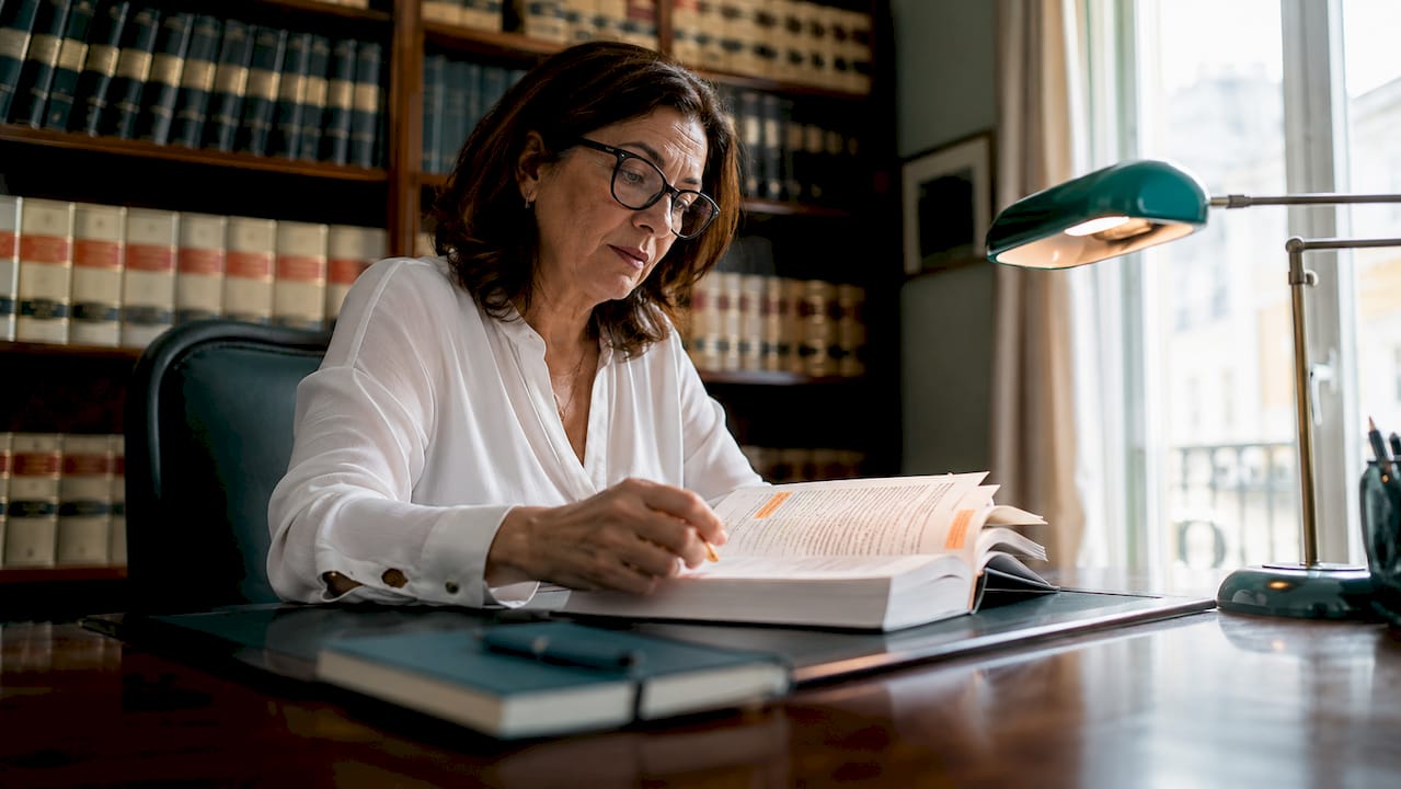 Abogada revisando un código civil