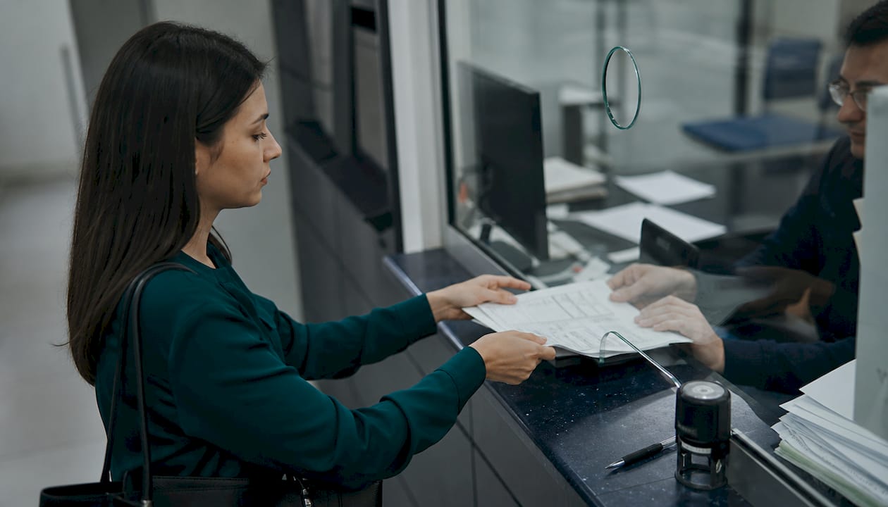 Recepción de documentos en la ventanilla del consulado