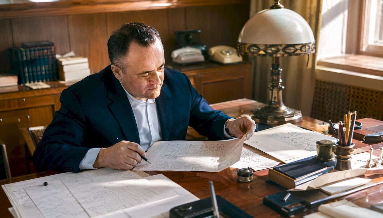 Siergiej Korolow spędza czas w swoim biurze, pochylony nad papierami.