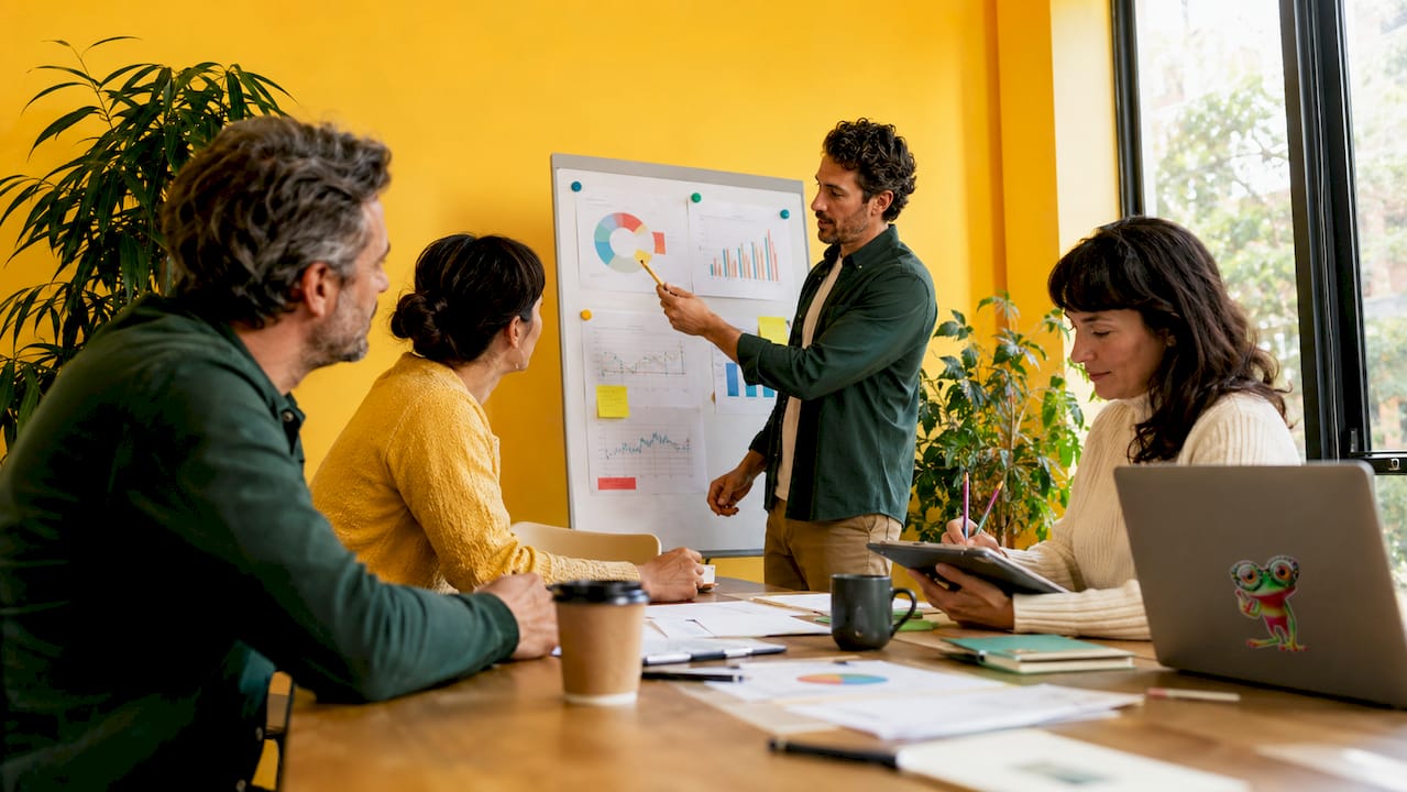 Une équipe se réunit en salle de réunion pour réfléchir ensemble à la stratégie de transformation de l’entreprise.