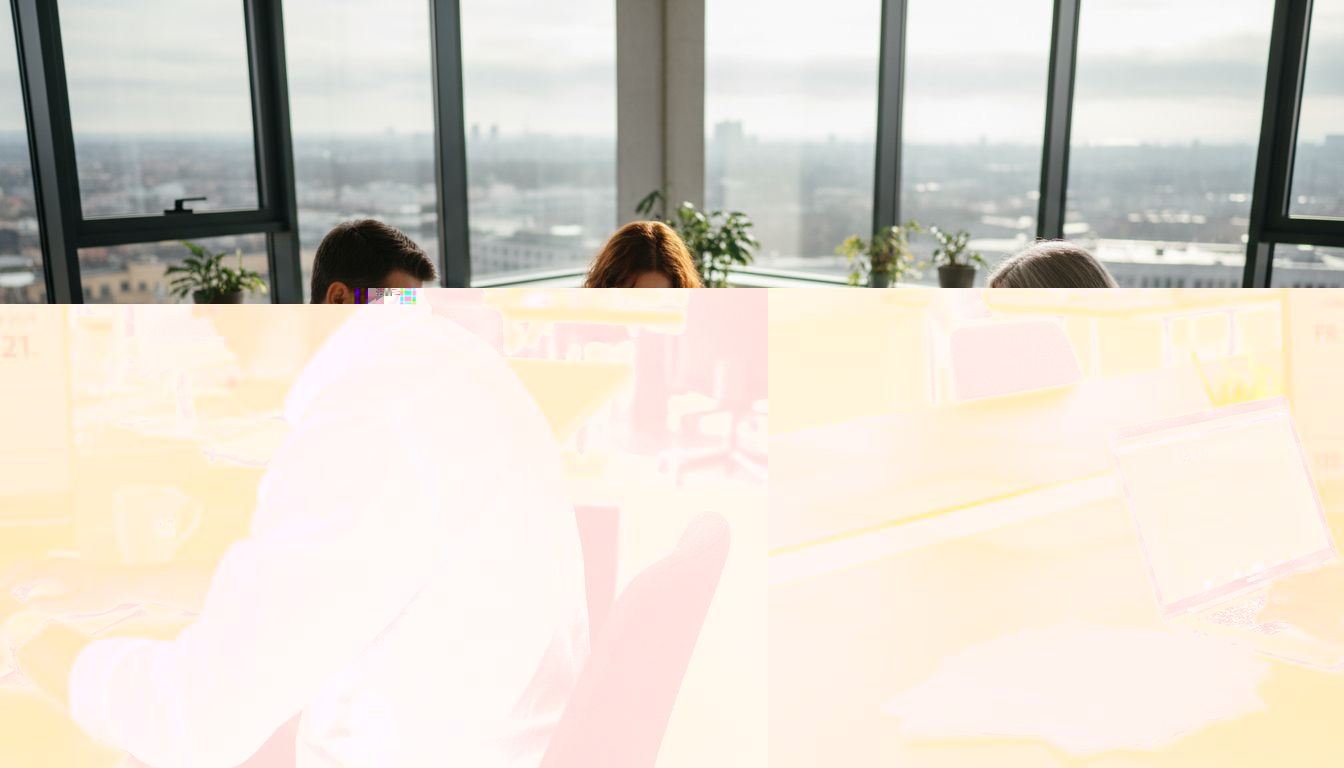 Eine Mitarbeiterin absolviert am Schreibtisch einen Test zu sozialen Kompetenzen.