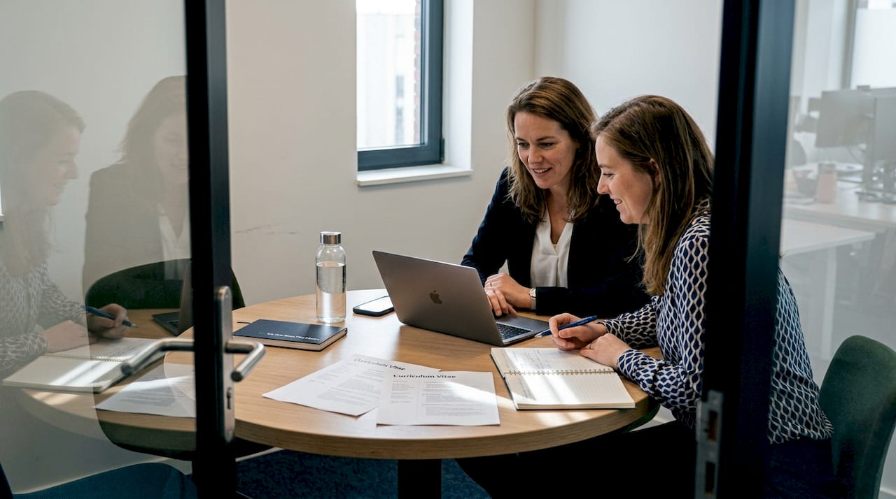De verantwoordelijke manager neemt het gewenste kandidaatprofiel door.