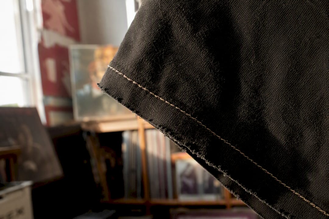 Single stitch hem detail on vintage tee