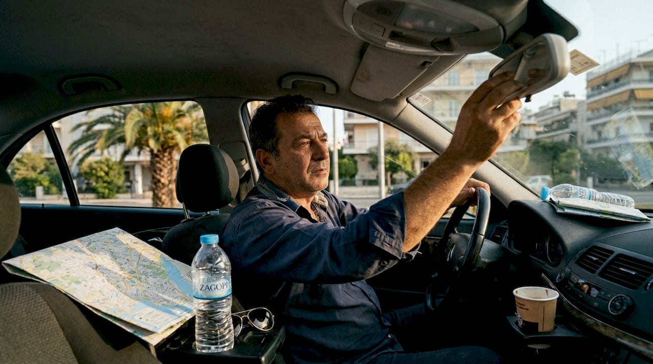 Ένας ταξιτζής στη Λάρνακα ετοιμάζεται να ξεκινήσει τη βάρδιά του.