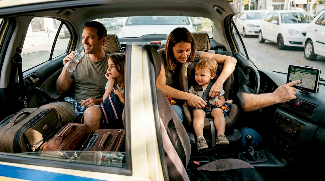 Μια οικογένεια κανονίζει να μετακινηθεί με ταξί από τη Λάρνακα.