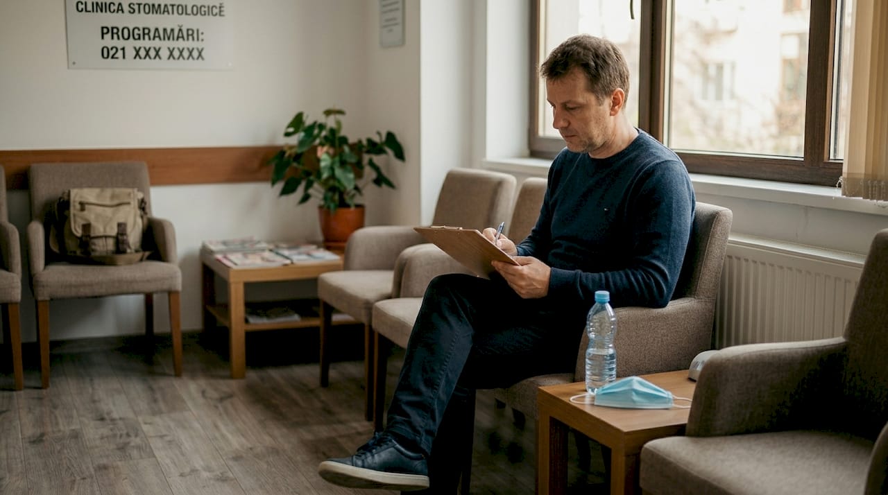 Înainte de a face radiografia, pacientul trebuie să completeze un formular.