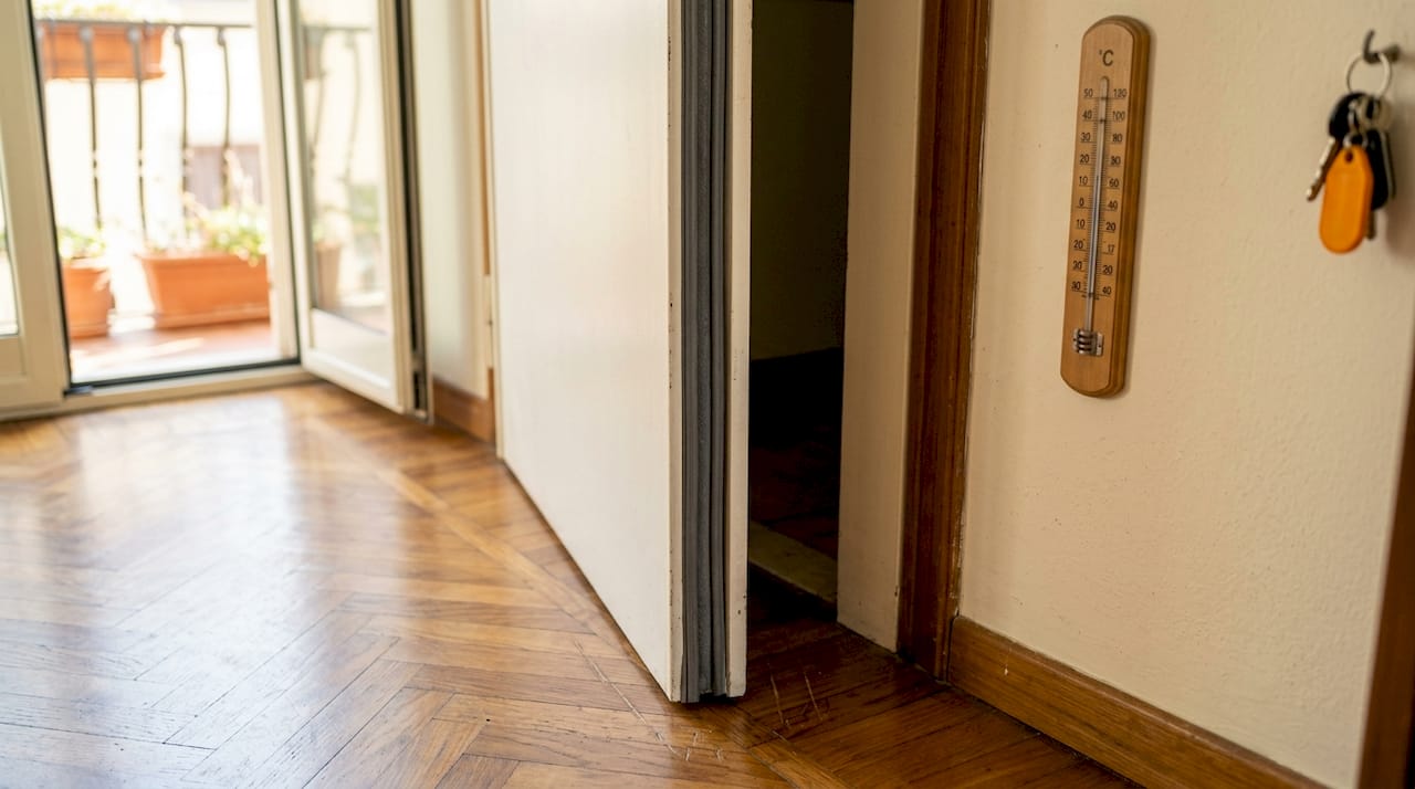 Particolare dell’isolamento della porta e contesto dell’appartamento