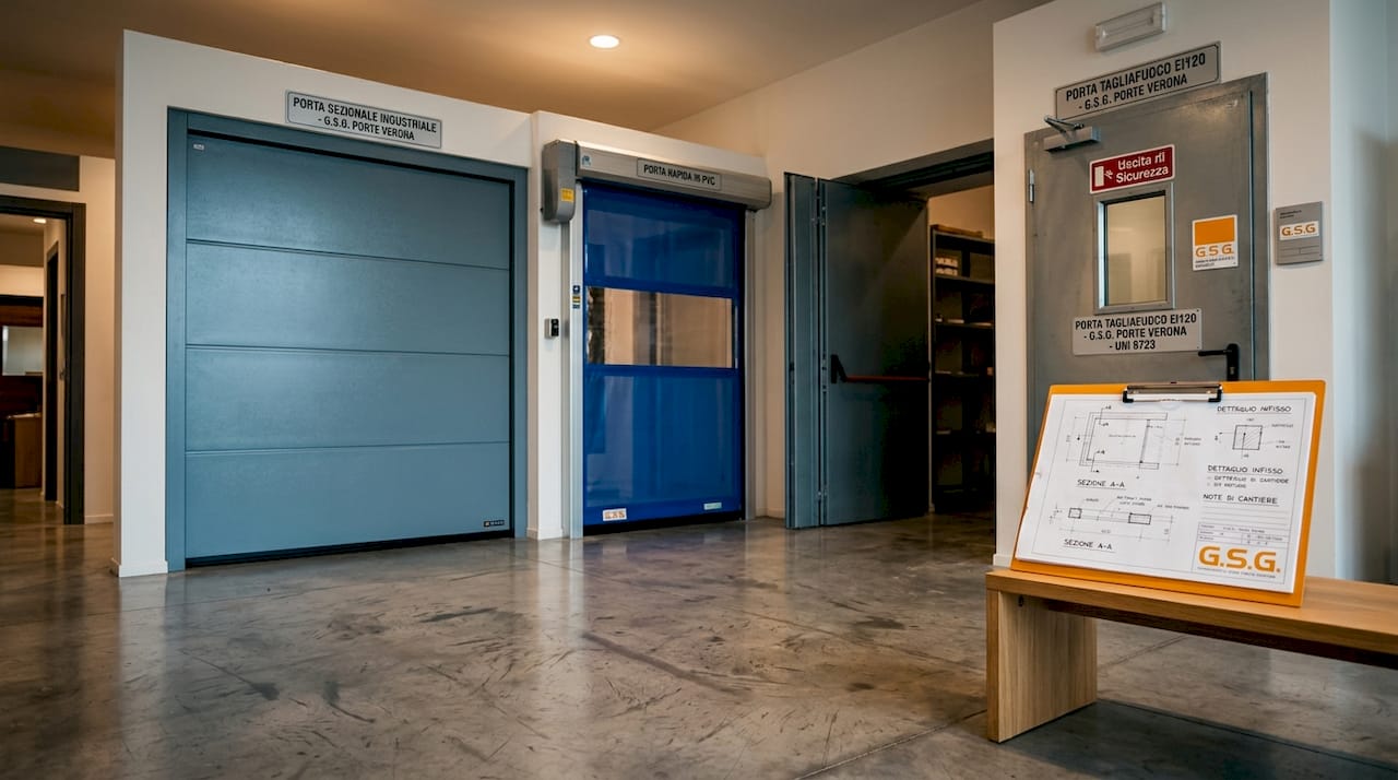 Ampia esposizione di porte industriali per aziende nel nostro showroom