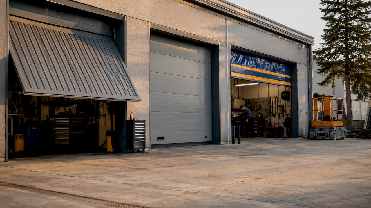 Panoramica delle diverse tipologie di portoni per autofficine, viste dall’esterno
