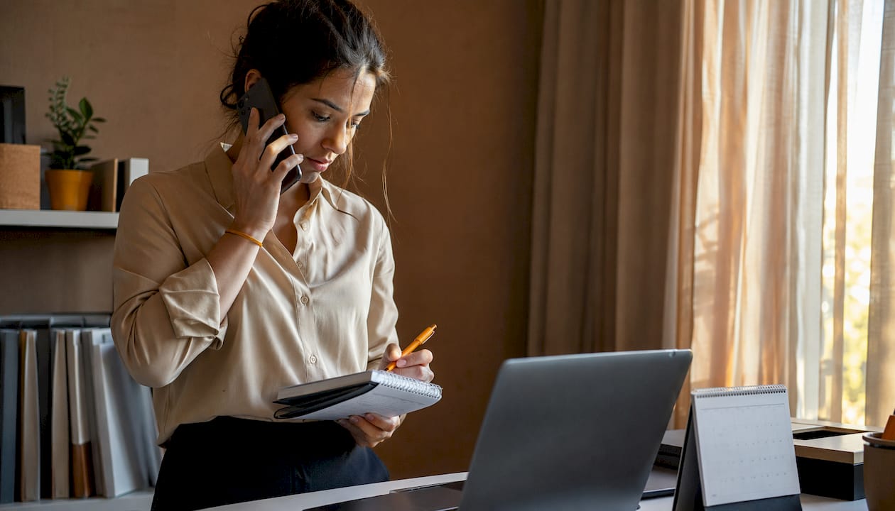 In ufficio, una donna si occupa delle chiamate di assistenza clienti.