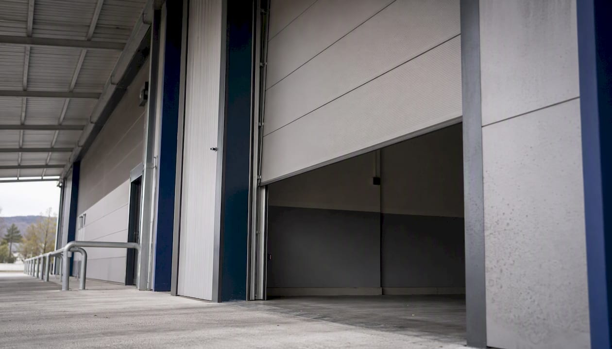 Dettaglio dell’apertura di una porta sezionale industriale