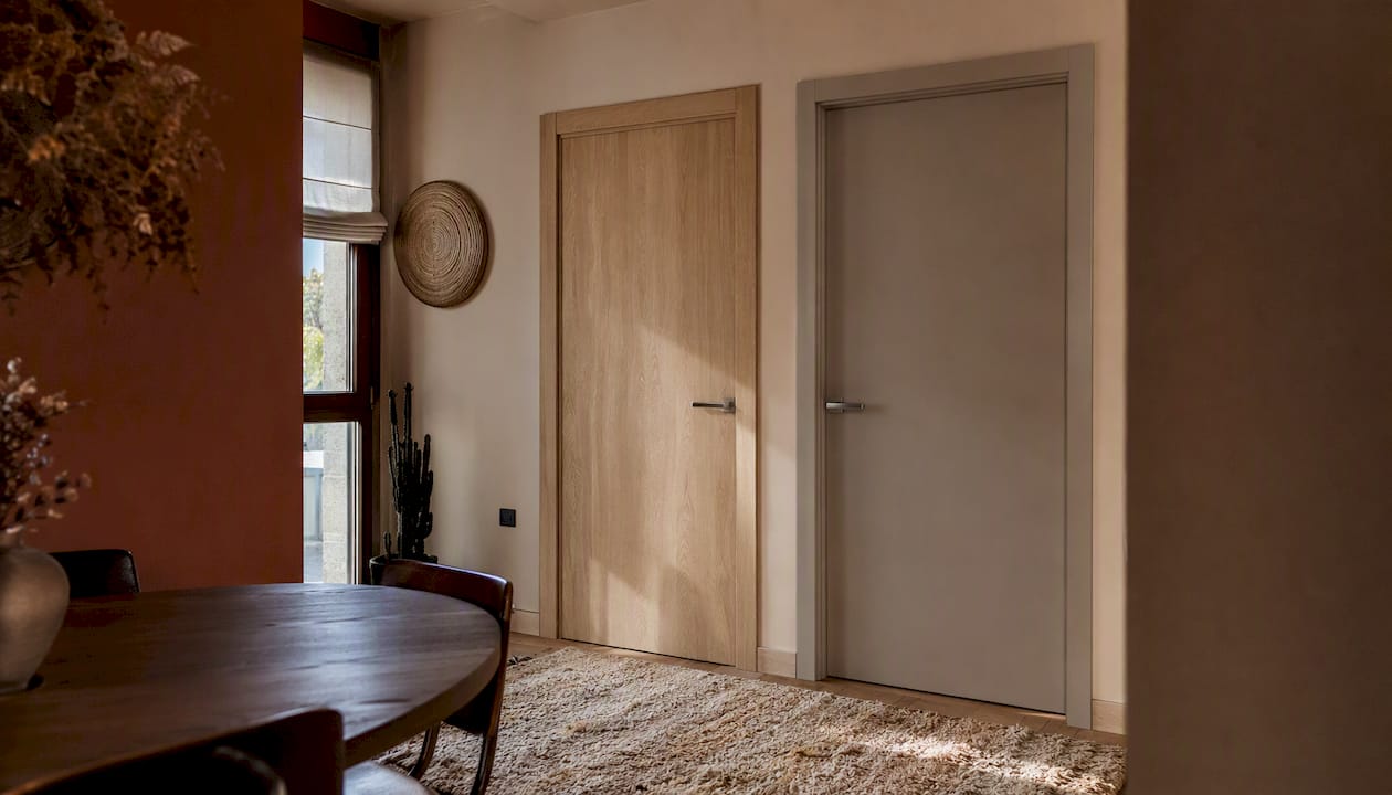 Varietà di finiture per porte interne in legno e laminato