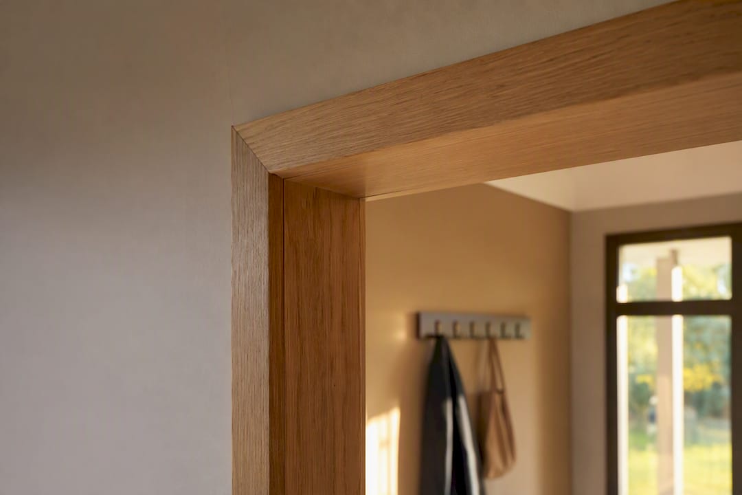 Particolare di una porta interna dallo stile moderno con cornice elegante