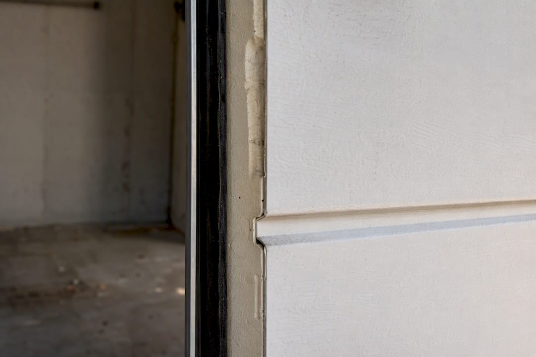 Primo piano del bordo del pannello isolato della porta del garage