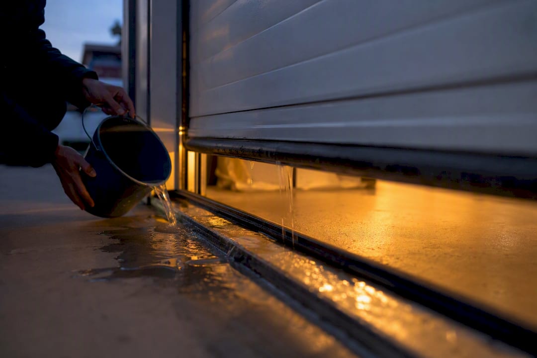 Test serale con acqua sulla guarnizione della porta del garage
