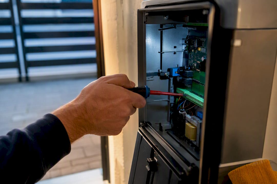 Tecnico verifica la centralina elettrica del cancello