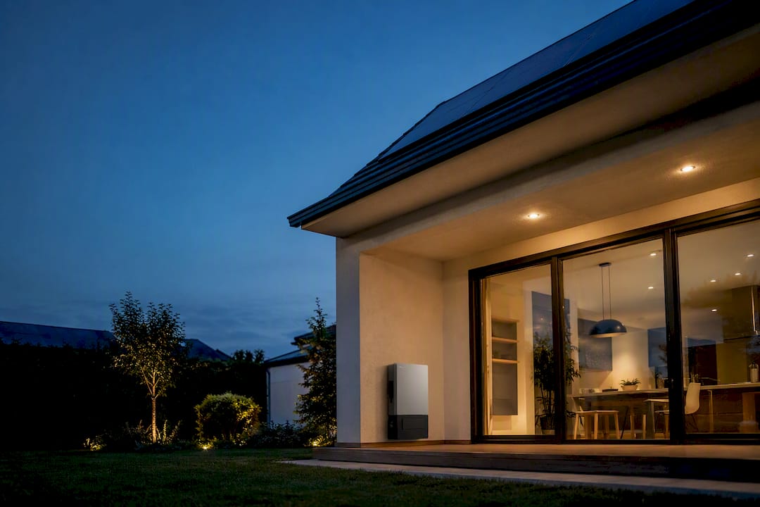 Casa con impianto fotovoltaico in parte visibile