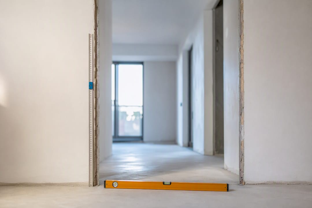 Alloggiamento porta interno con strumenti di misura