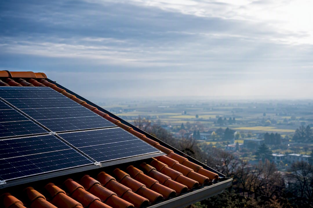 Impianto fotovoltaico sul tetto nella pianura padana