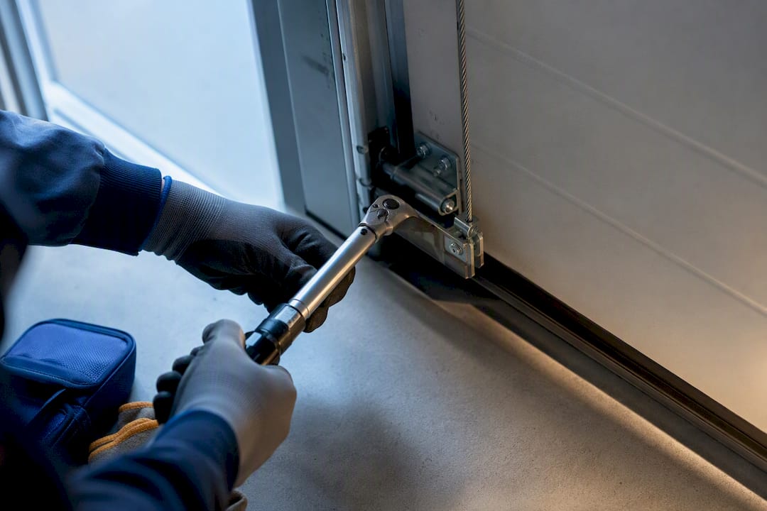 Il tecnico controlla il cavo e il meccanismo della porta