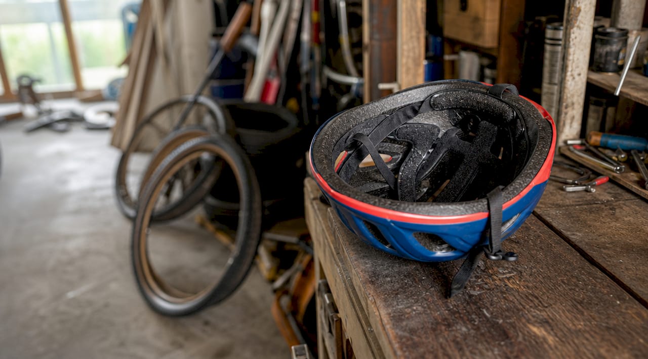 Zoom sur un casque de vélo, mettant en avant ses éléments de sécurité