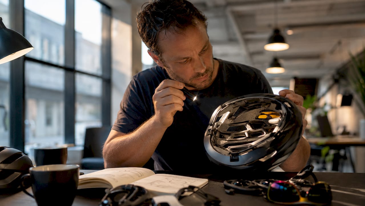 Contrôle qualité d’un casque de vélo polyvalent réalisé par un technicien en atelier