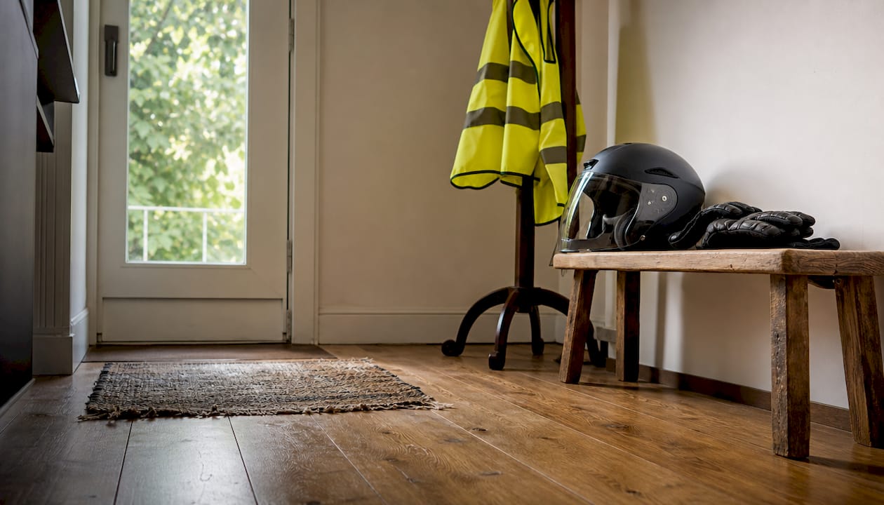 Les équipements de protection pour trottinette ou vélo électrique soigneusement rangés à la maison