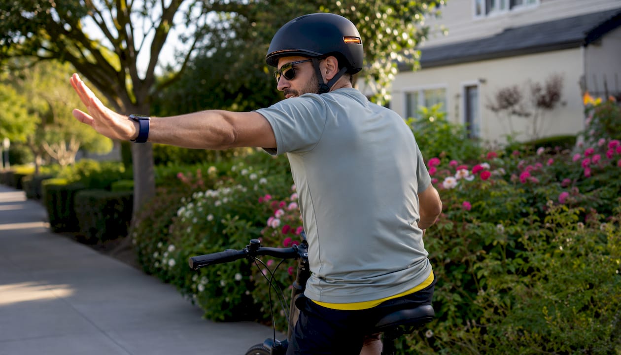 Cyclist using connected smart helmet with turn signals