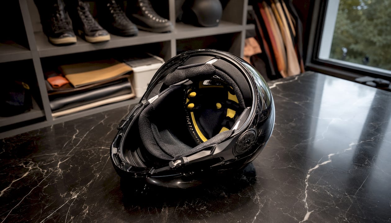 Présentation en atelier des casques intégraux équipés de la technologie MIPS : zoom sur les innovations et les détails techniques.