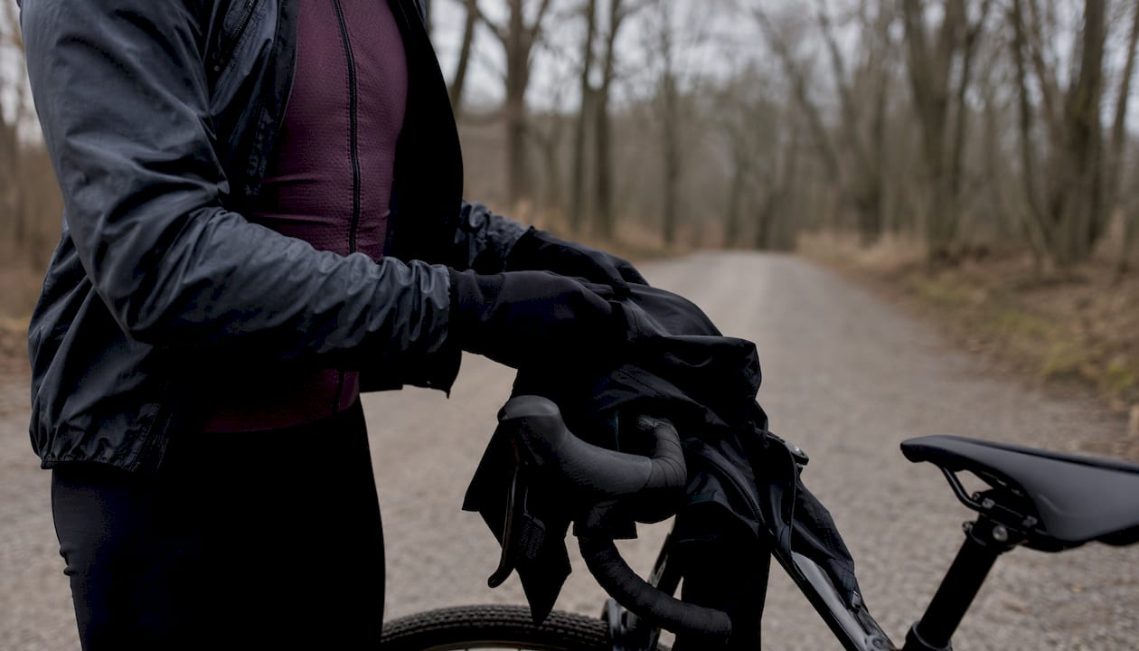 Zoom sur les vêtements et accessoires indispensables pour faire du vélo quand il fait froid