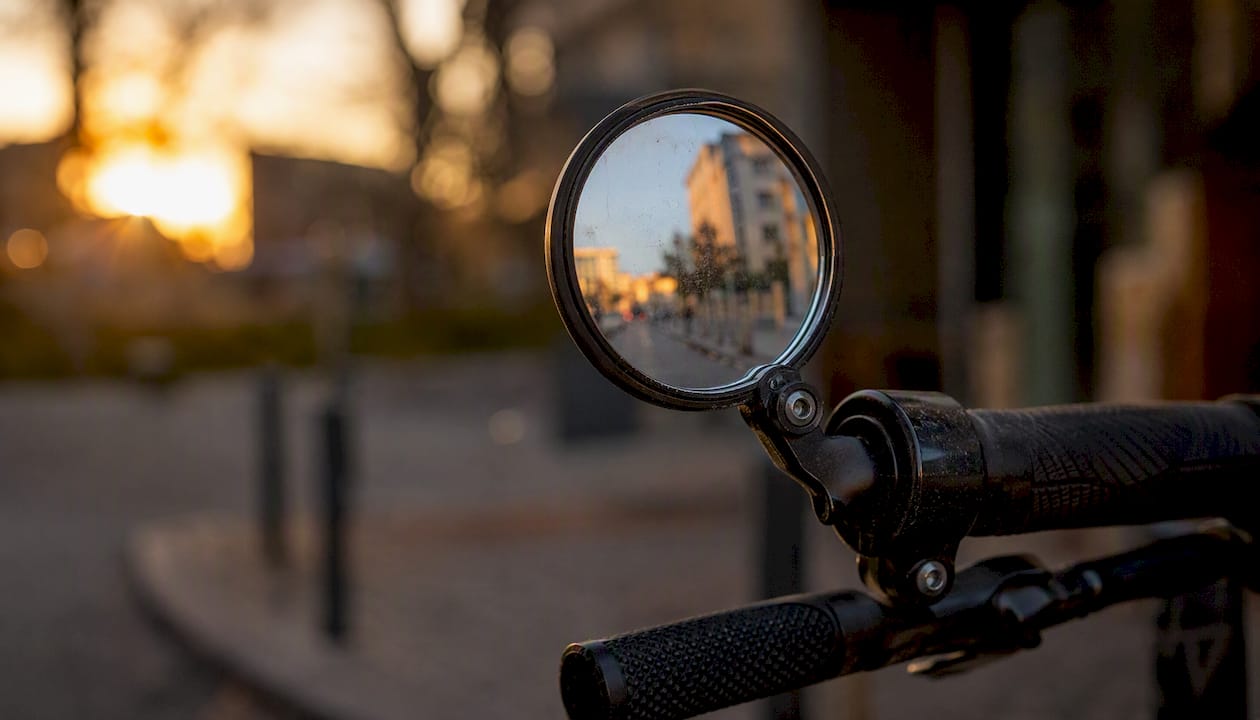 Rétroviseur fixé sur le guidon de vélo