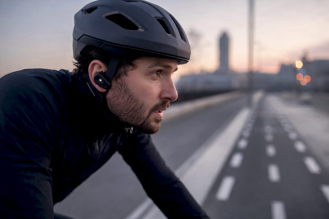 Cycliste portant un casque intelligent équipé d’un système de navigation audio