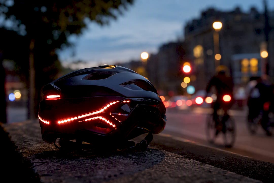 Feux LED arrière du casque vélo intelligent allumés au crépuscule