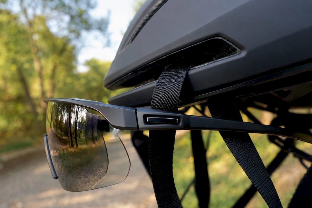 Gros plan sur la sangle du casque et la branche des lunettes de cyclisme
