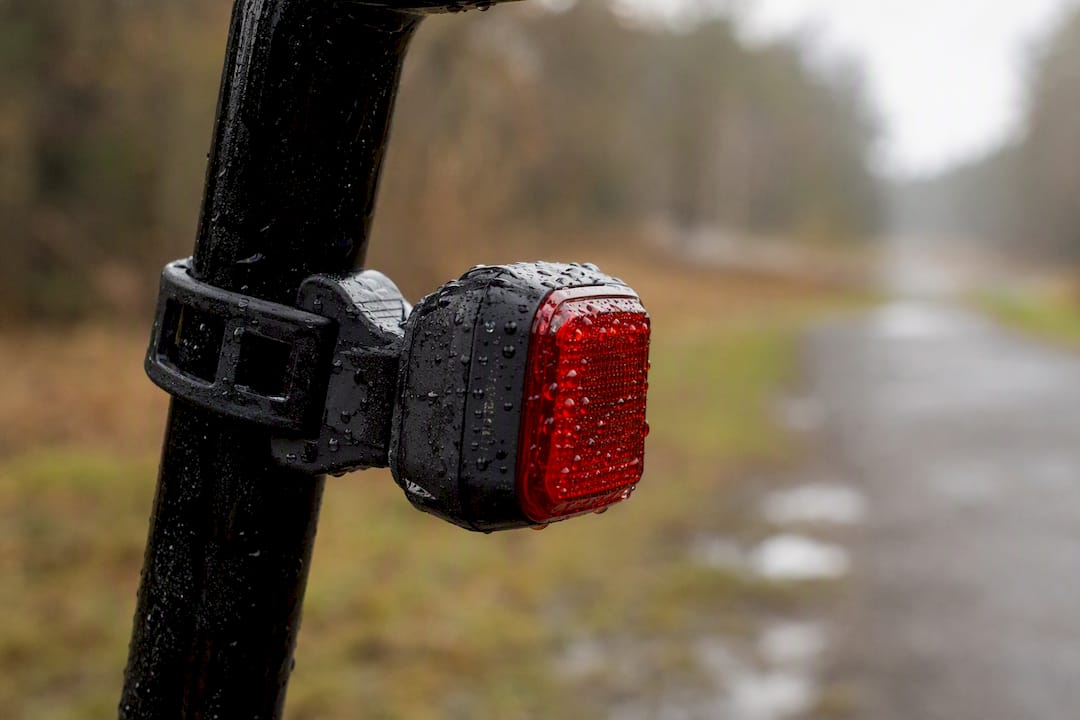 Gros plan sur un feu arrière de vélo étanche