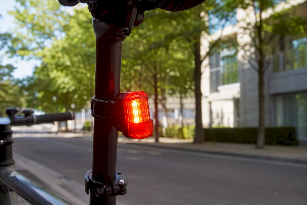 Feu arrière clignotant dans la circulation diurne