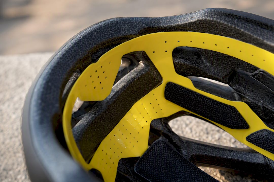 Intérieur du casque montrant la couche jaune MIPS