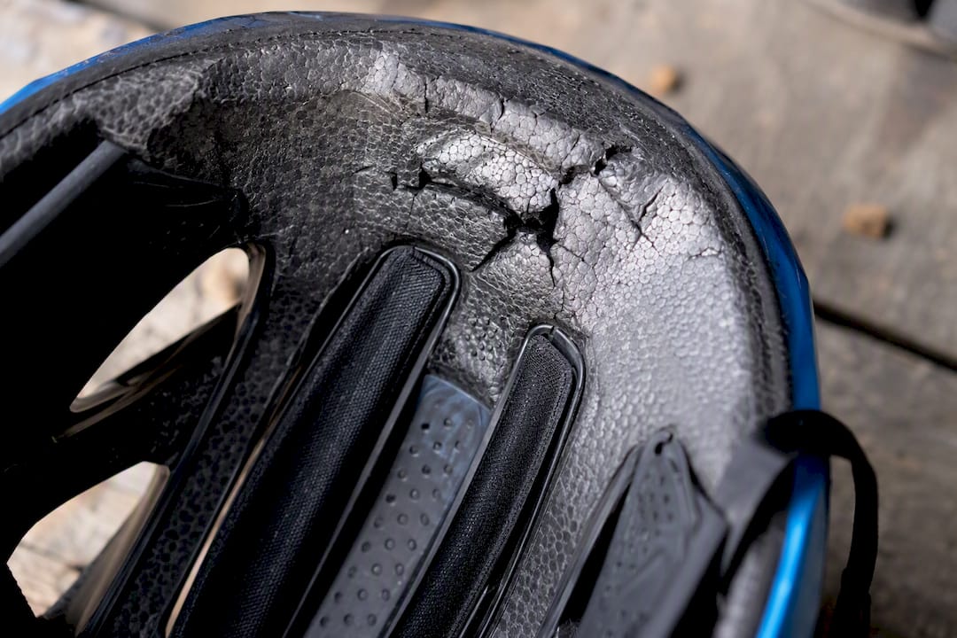 Mousse EPS endommagée à l'intérieur du casque de vélo