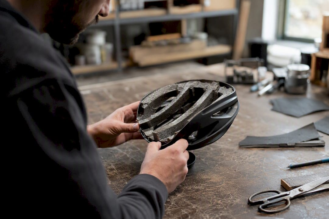 Gros plan sur la coque extérieure du casque et la mousse EPS